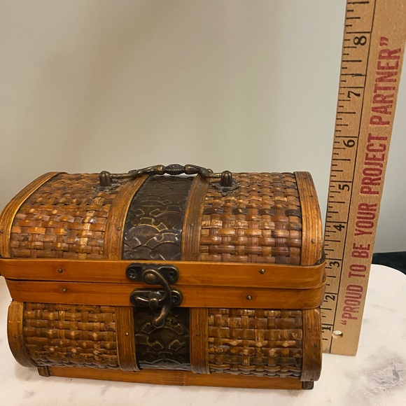 Vintage Woven Wicker Storage Chest Box Embossed Decorative Hardware Hinged Lid - Picture 13 of 17